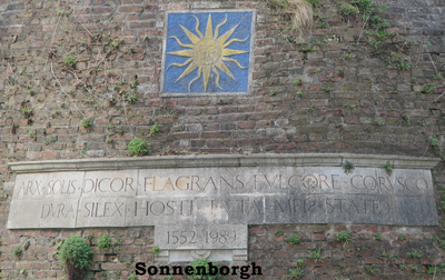 833259 Afbeelding van de Latijnse tekst op de buitenmuur van het bolwerk Zonnenburg bij de Stadsbuitengracht te ...